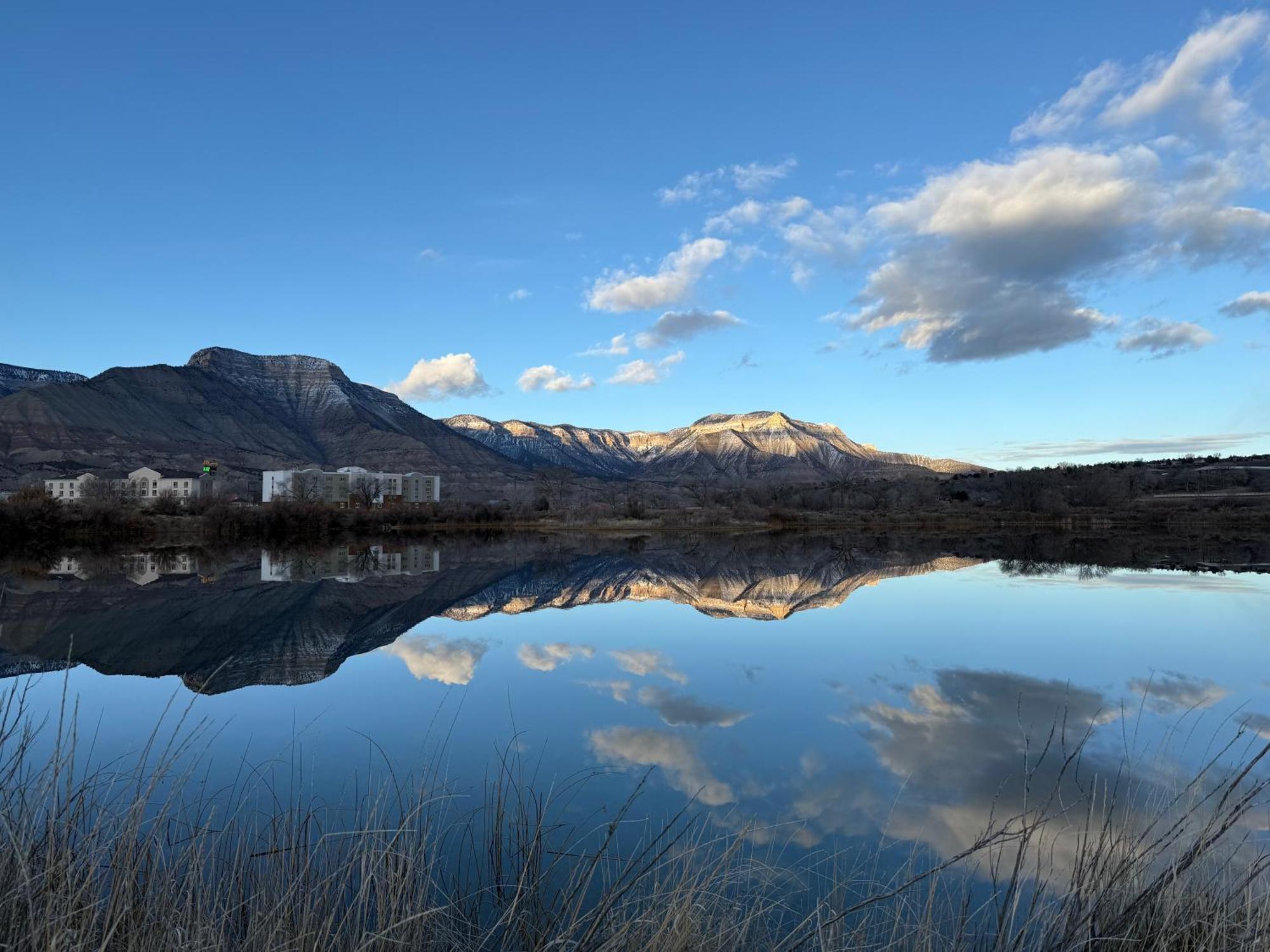 Western Slope Suites Parachute Bagian luar foto